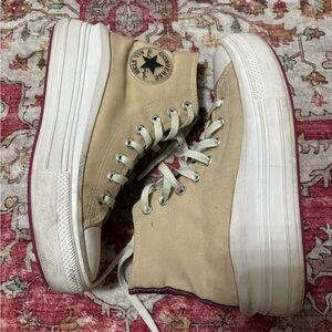 Size 8.5 women’s tan converse with pink details🤎🩷